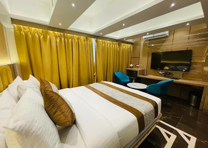 Home2 Renaissance Club